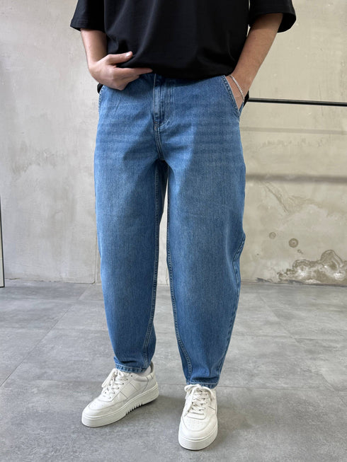 Relaxed Mom Fit Tapered Jeans