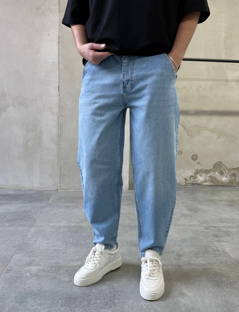 Relaxed Mom Fit Tapered Jeans