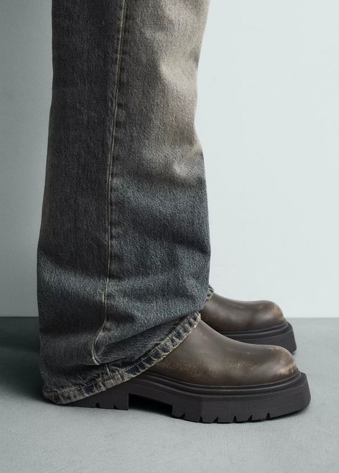 Leather Chelsea boots ( original Zara ) R 024