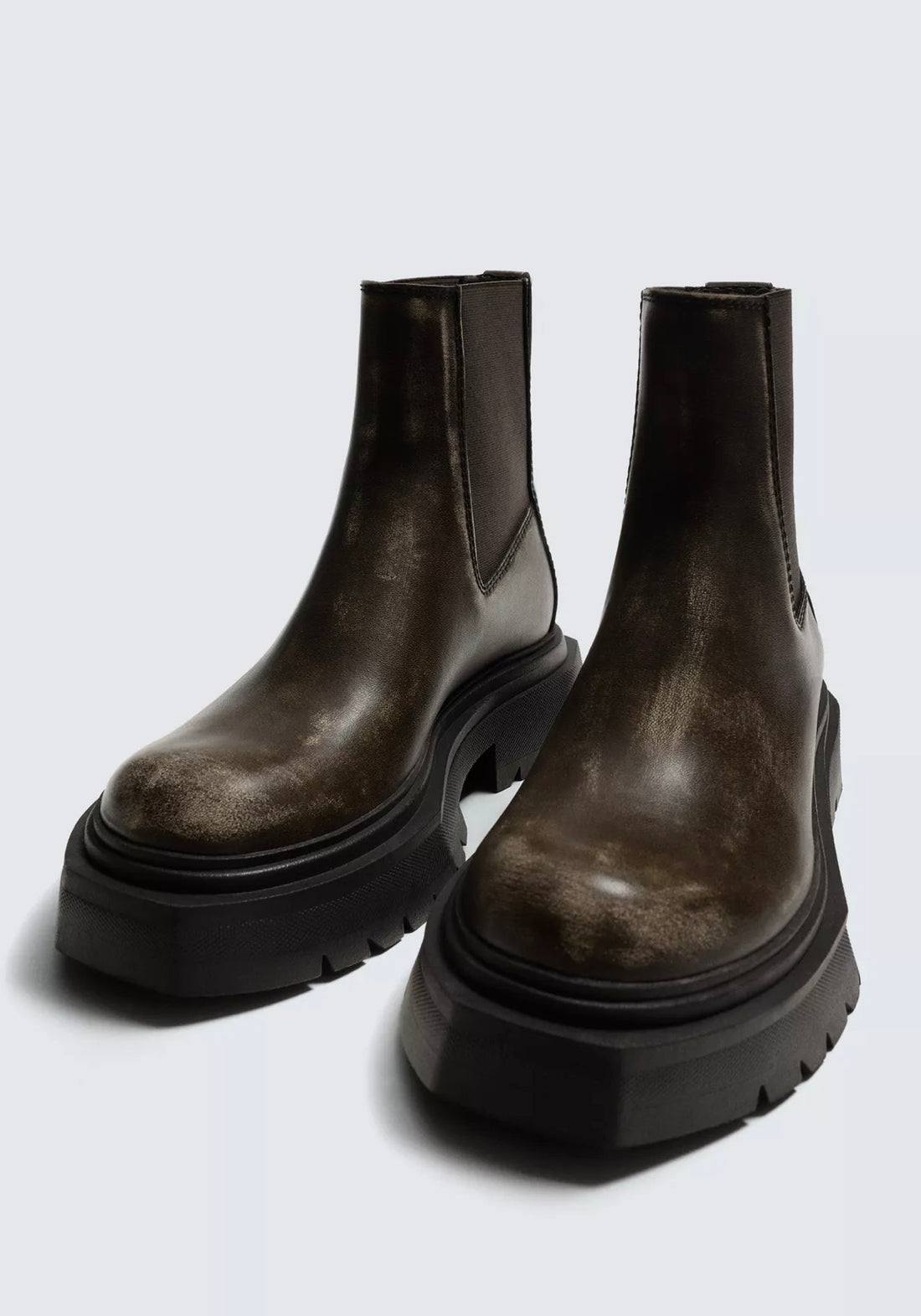 Leather Chelsea boots ( original Zara ) R 024