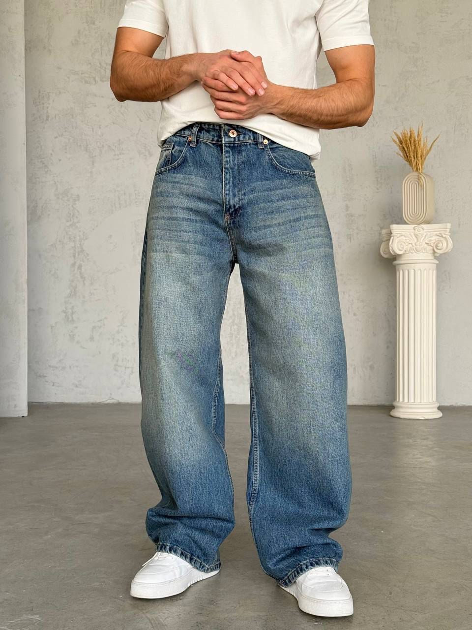 Relaxed Fit Light Wash Jeans / 0144
