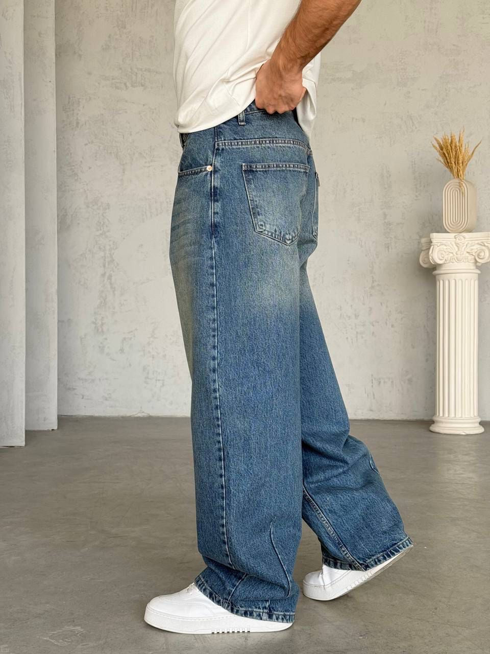 Relaxed Fit Light Wash Jeans / 0144