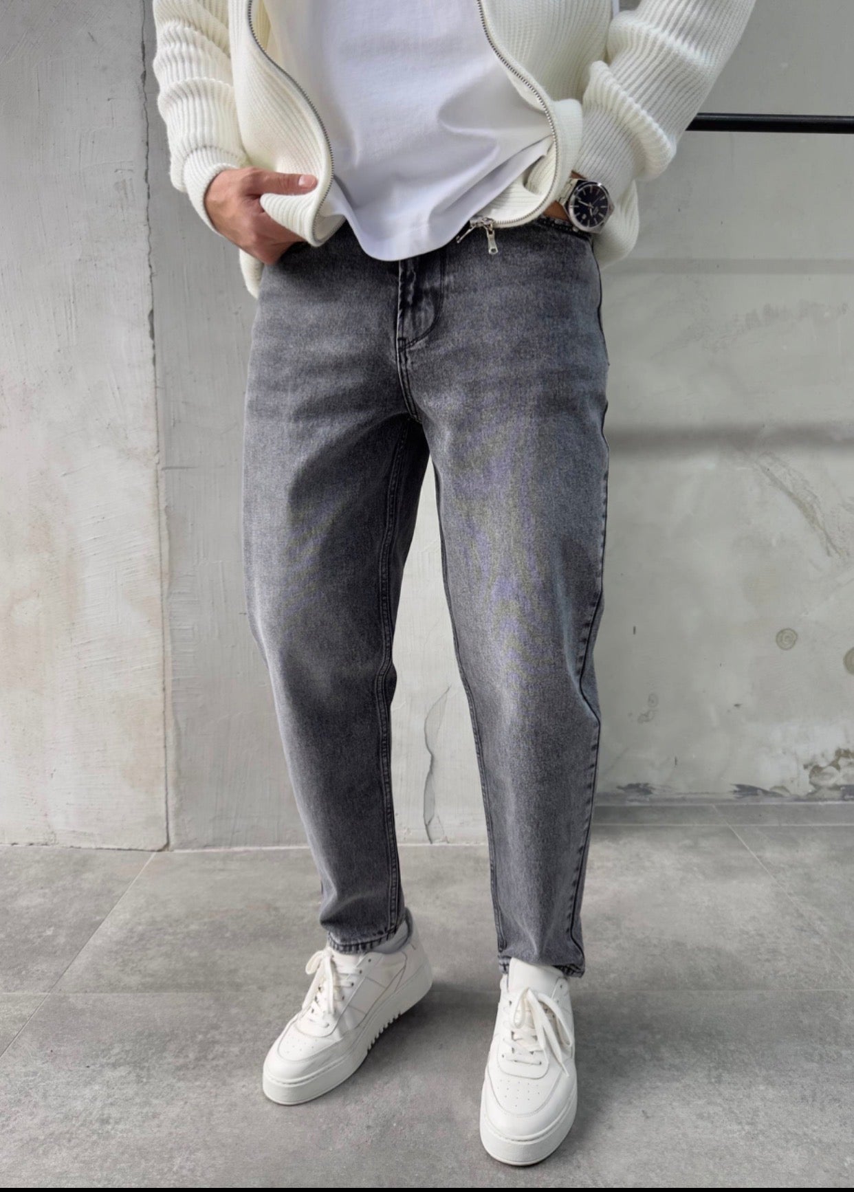 Washed Grey Straight-Leg Jeans
- 0113