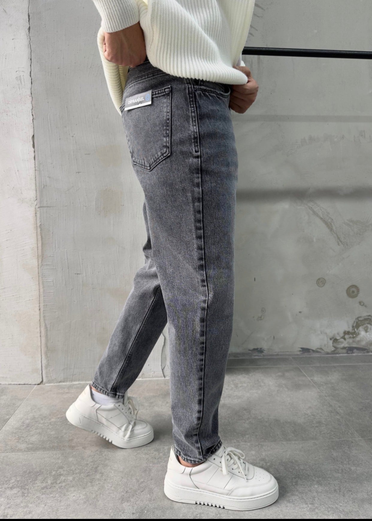 Washed Grey Straight-Leg Jeans
- 0113