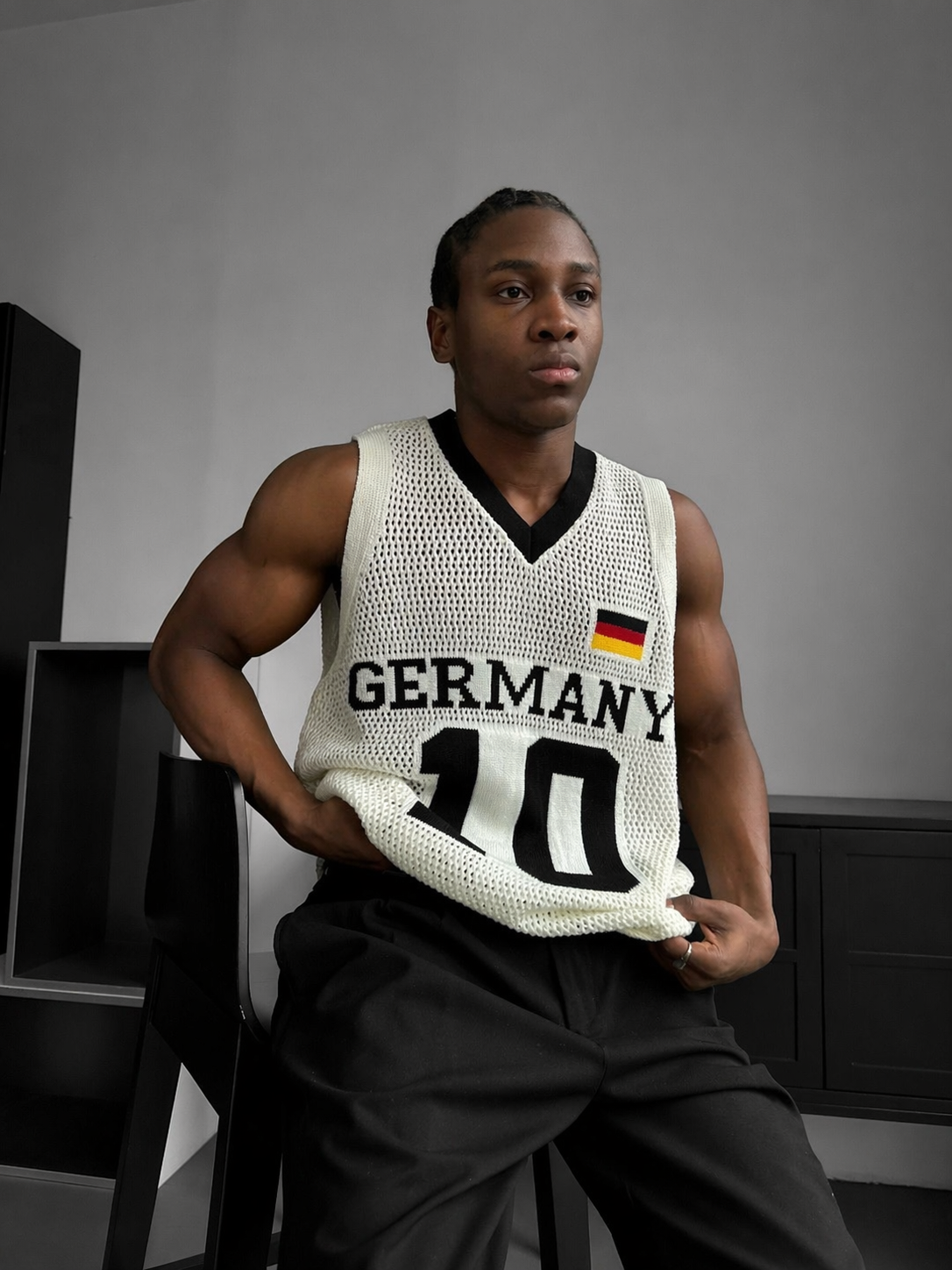 Sleeveless V-Neck / Germany 0205