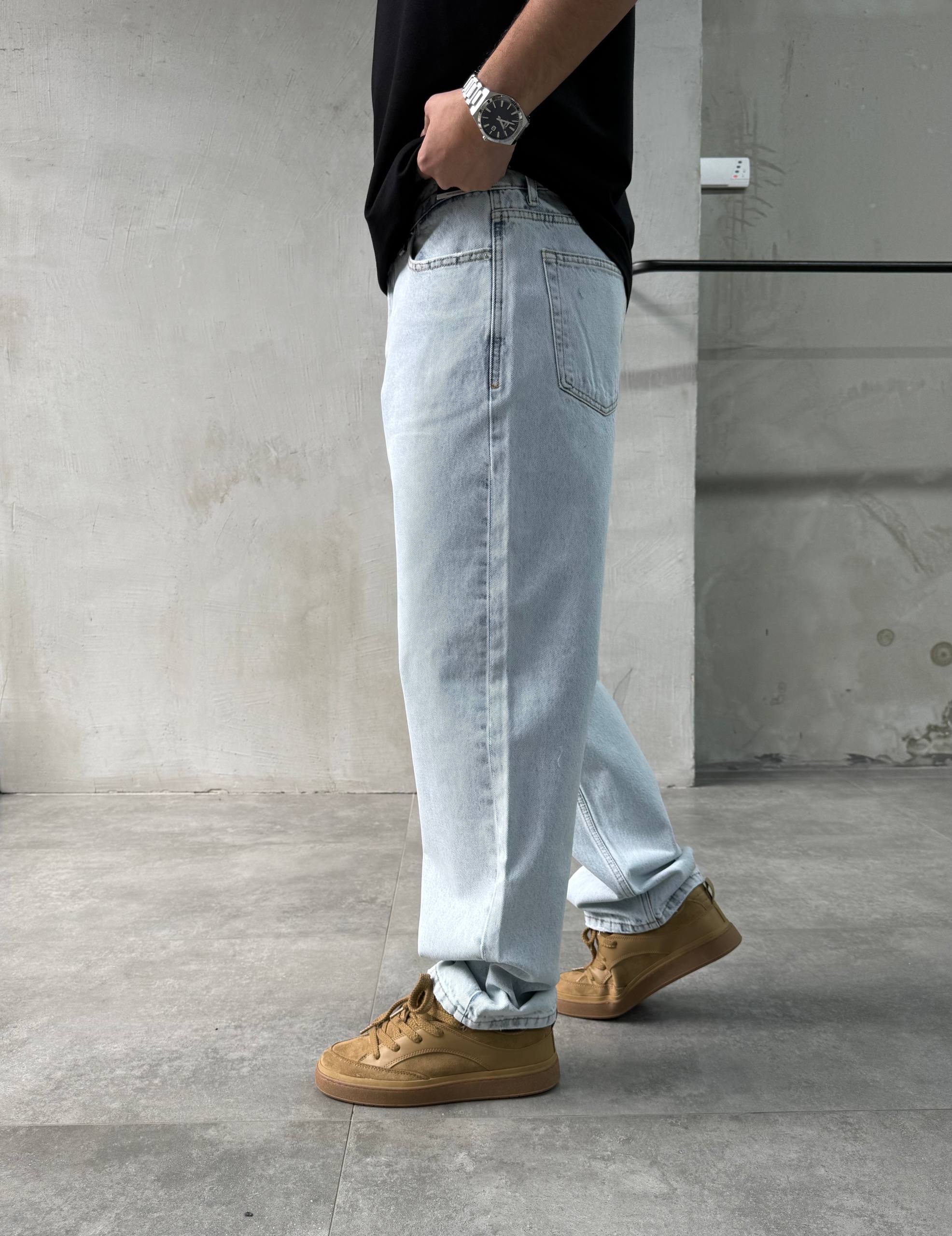 Light Wash Wide-Leg Jeans -0131