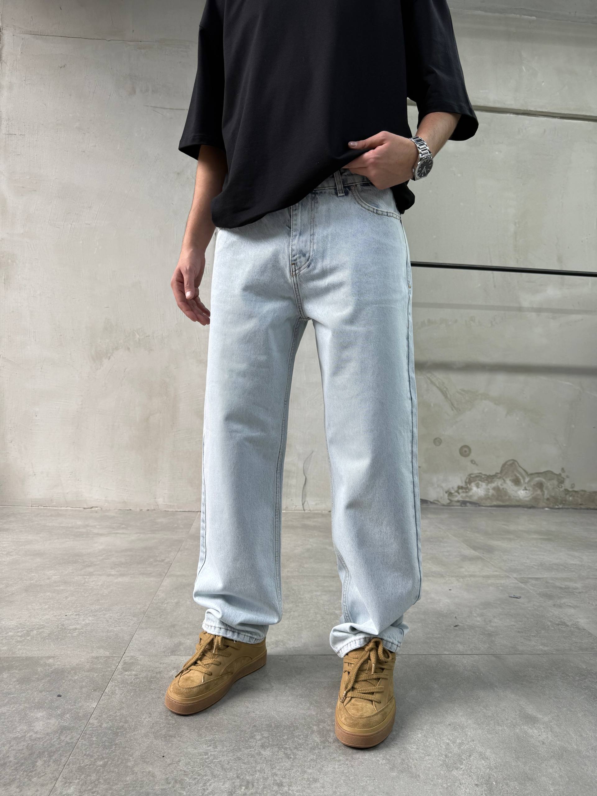 Light Wash Wide-Leg Jeans -0131