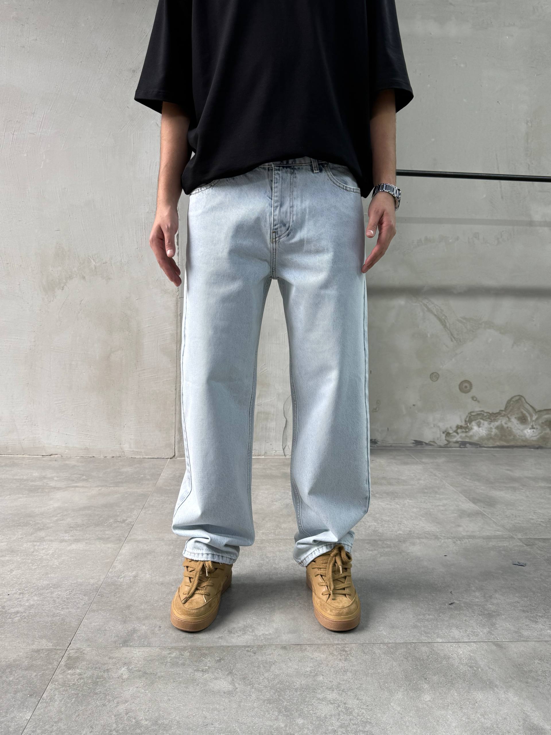 Light Wash Wide-Leg Jeans -0131
