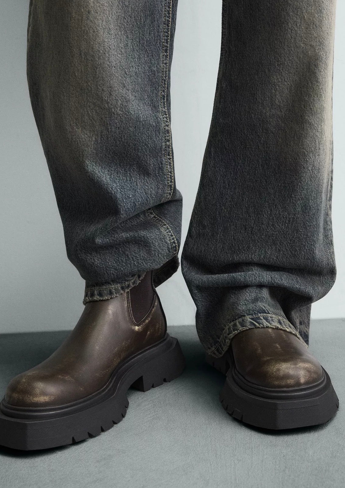 Leather Chelsea boots ( original Zara ) R 024